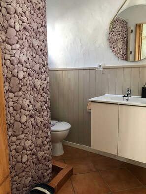 Suihku, hiustenkuivaaja, pyyhkeet