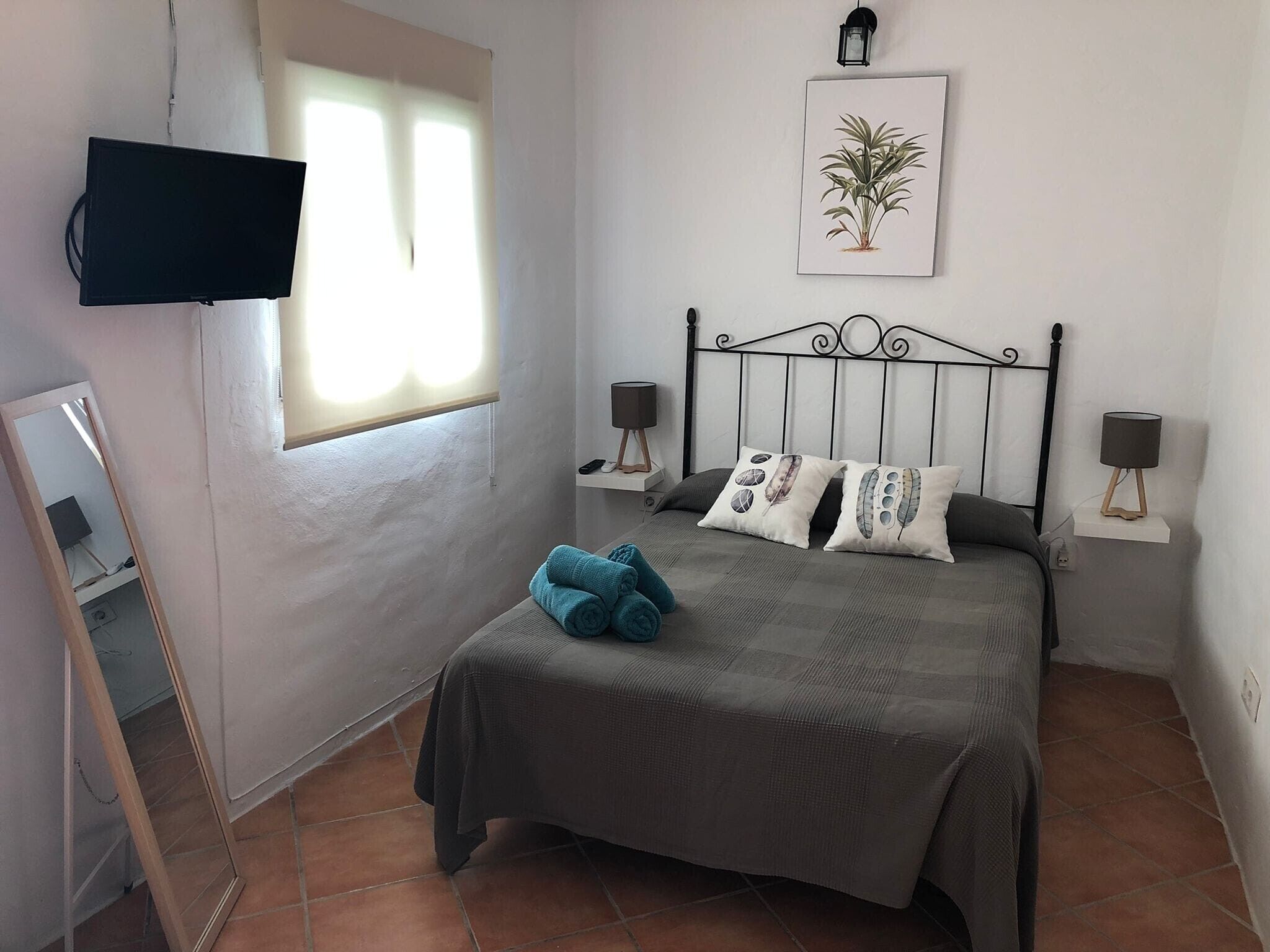 1 habitación, tabla de planchar con plancha, wifi gratis y ropa de cama 