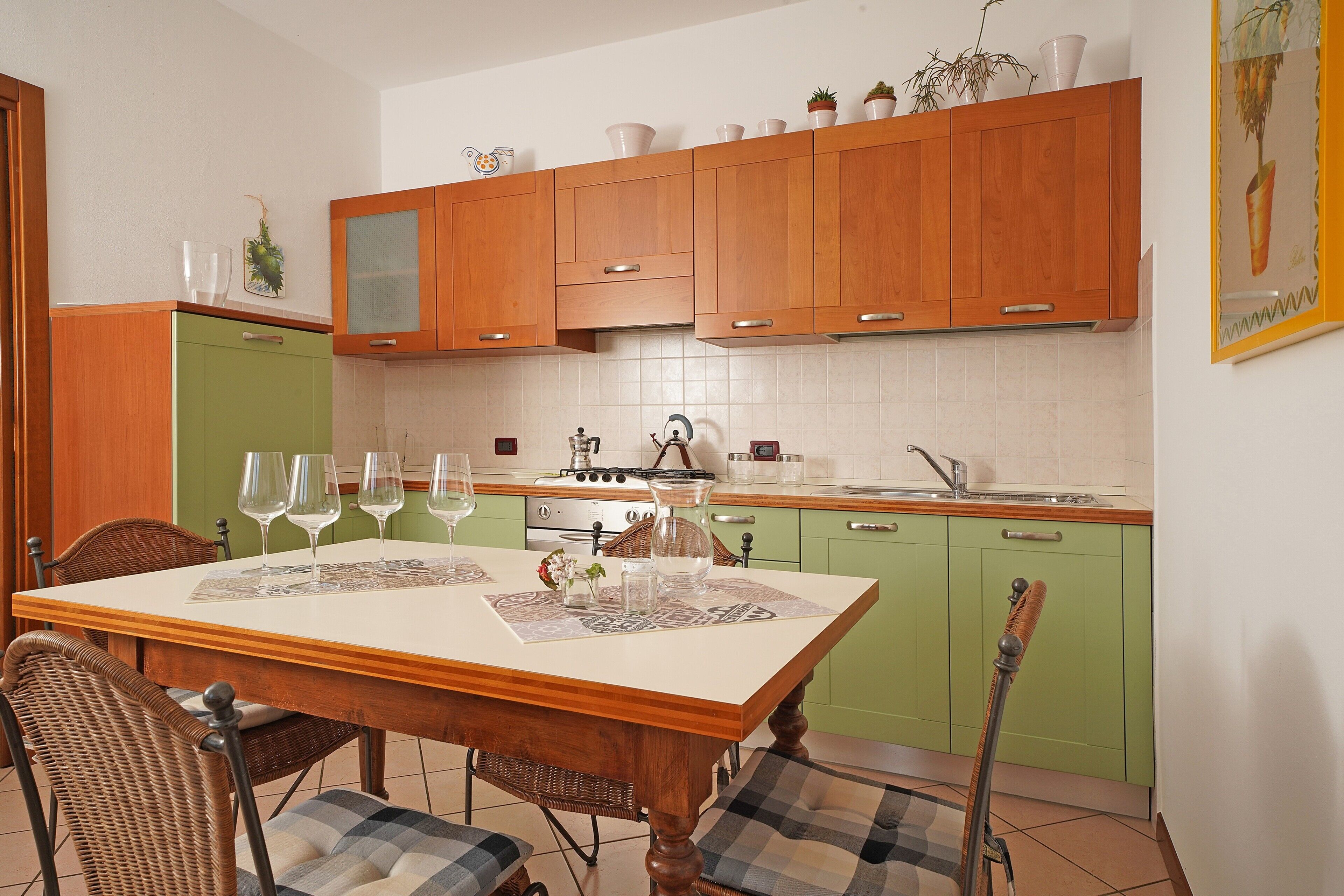 Fridge, oven, stovetop, electric kettle