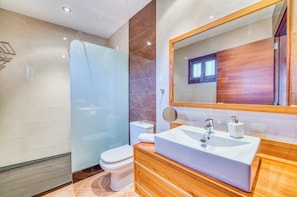 Badekar, gratis toiletartikler, hårtørrer, håndklæder