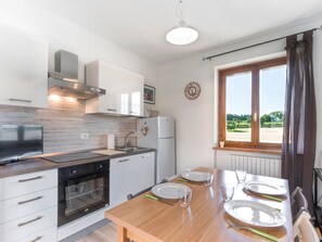 Een koelkast, een magnetron, een oven, een kookplaat