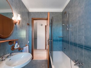Badewanne, kostenlose Toilettenartikel, Haartrockner, Handtücher