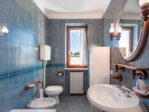 Baignoire, articles de toilette gratuits, sèche-cheveux