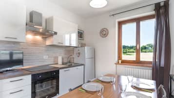 Frigorífico, microondas, horno y placa de cocina