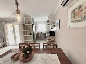 Dining - Beautiful Villa with Pool, Rooftop Terrace, Patio, Garden, Wi-Fi & Air Conditioning (Campos)