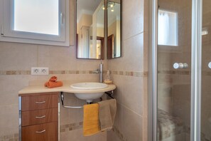 Shower, hair dryer, towels - Beautiful Villa with Pool, Rooftop Terrace, Patio, Garden, Wi-Fi & Air Conditioning (Campos)