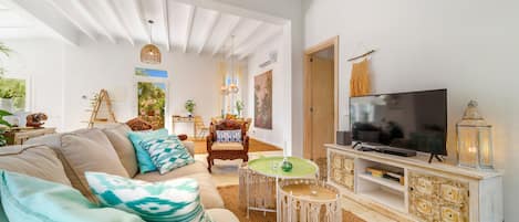 Téléviseur, foyer, lecteur de DVD, table de ping-pong