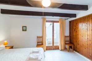 2 bedrooms, iron/ironing board, free WiFi, bed sheets - With Pool and Fantastic View of the Sea - Villa Mar y Roca (Binibequer)