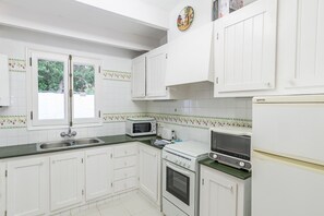 Fridge, microwave, oven, stovetop - With Pool and Fantastic View of the Sea - Villa Mar y Roca (Binibequer)