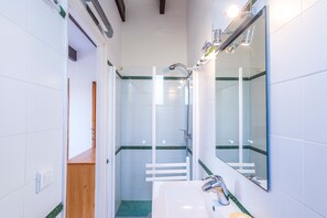 Shower, hair dryer, towels - With Pool and Fantastic View of the Sea - Villa Mar y Roca (Binibequer)