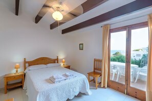 2 bedrooms, iron/ironing board, free WiFi, bed sheets - With Pool and Fantastic View of the Sea - Villa Mar y Roca (Binibequer)