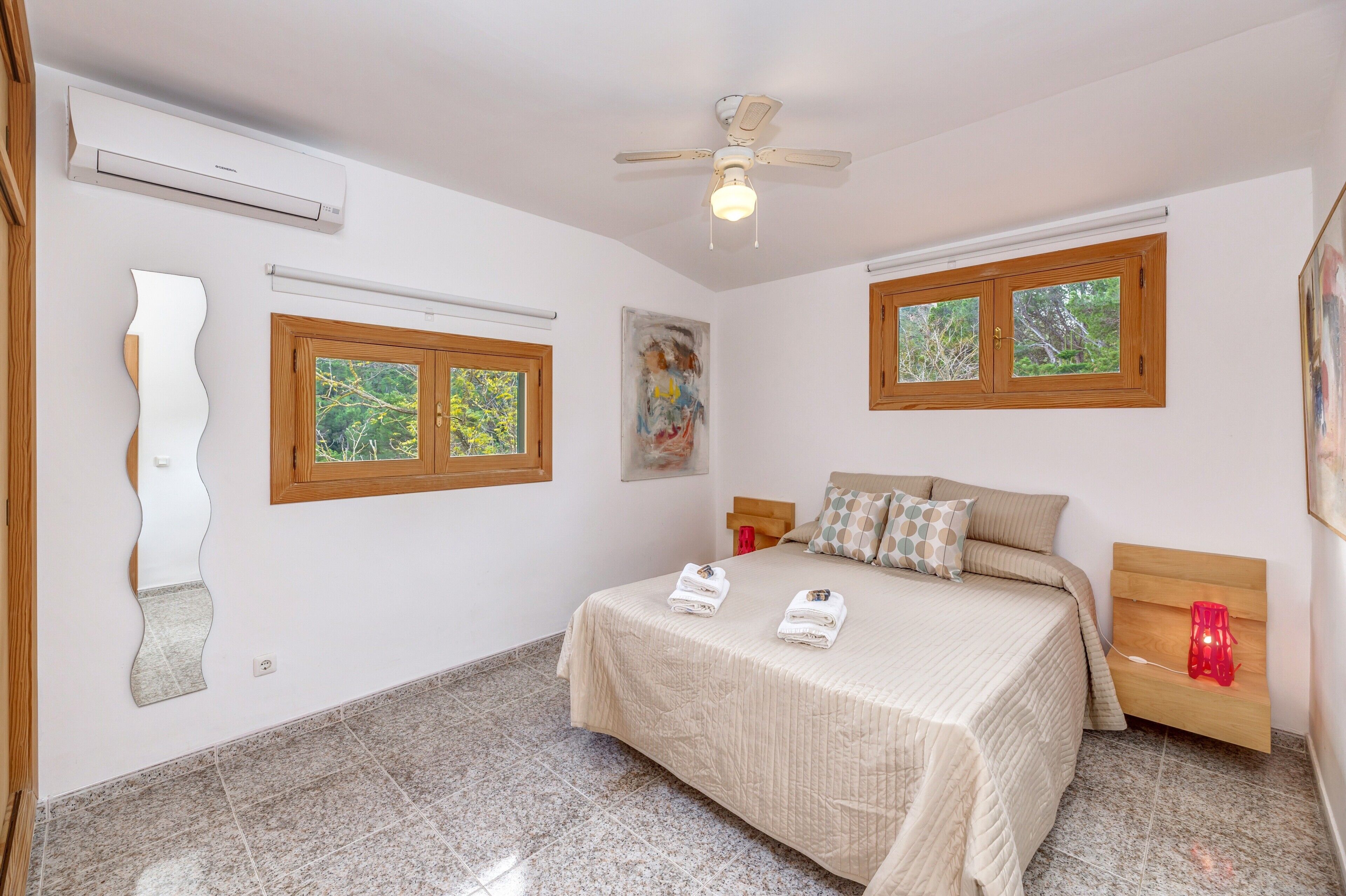 6 bedrooms, iron/ironing board, free WiFi, bed sheets