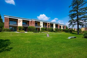 Exterior - On Lakeside with 3 Pools and Tennis Courts - Apartment Azzurro (Padenghe sul Garda)