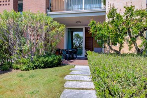 Outdoor dining - On Lakeside with 3 Pools and Tennis Courts - Apartment Azzurro (Padenghe sul Garda)