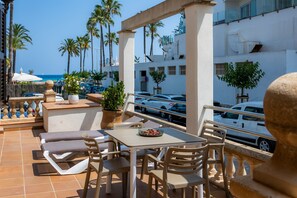 Outdoor dining - Holiday Apartment Dofí On the Beach with Terrace, & Sea View (Cala Millor)