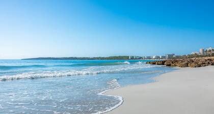 Strandnahe Ferienwohnung Dofí mit Terrasse und Meerblick