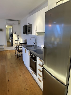 The Farms Studio Standard | Private kitchen | Fridge, microwave - Halmstad Gårdshotell (Halmstad)