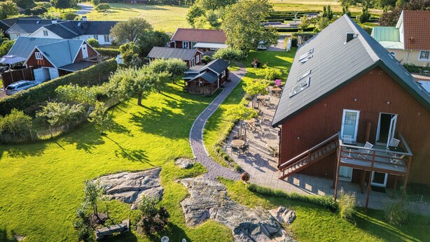 A rural village with houses, a winding path, and a large barn. - Halmstad Gårdshotell (Halmstad)