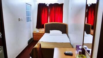 Single Room | Iron/ironing board, free WiFi