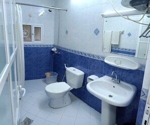 Ducha, artículos de tocador gratuitos, toallas