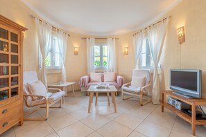 Televisión, reproductor de DVD y estéreo 