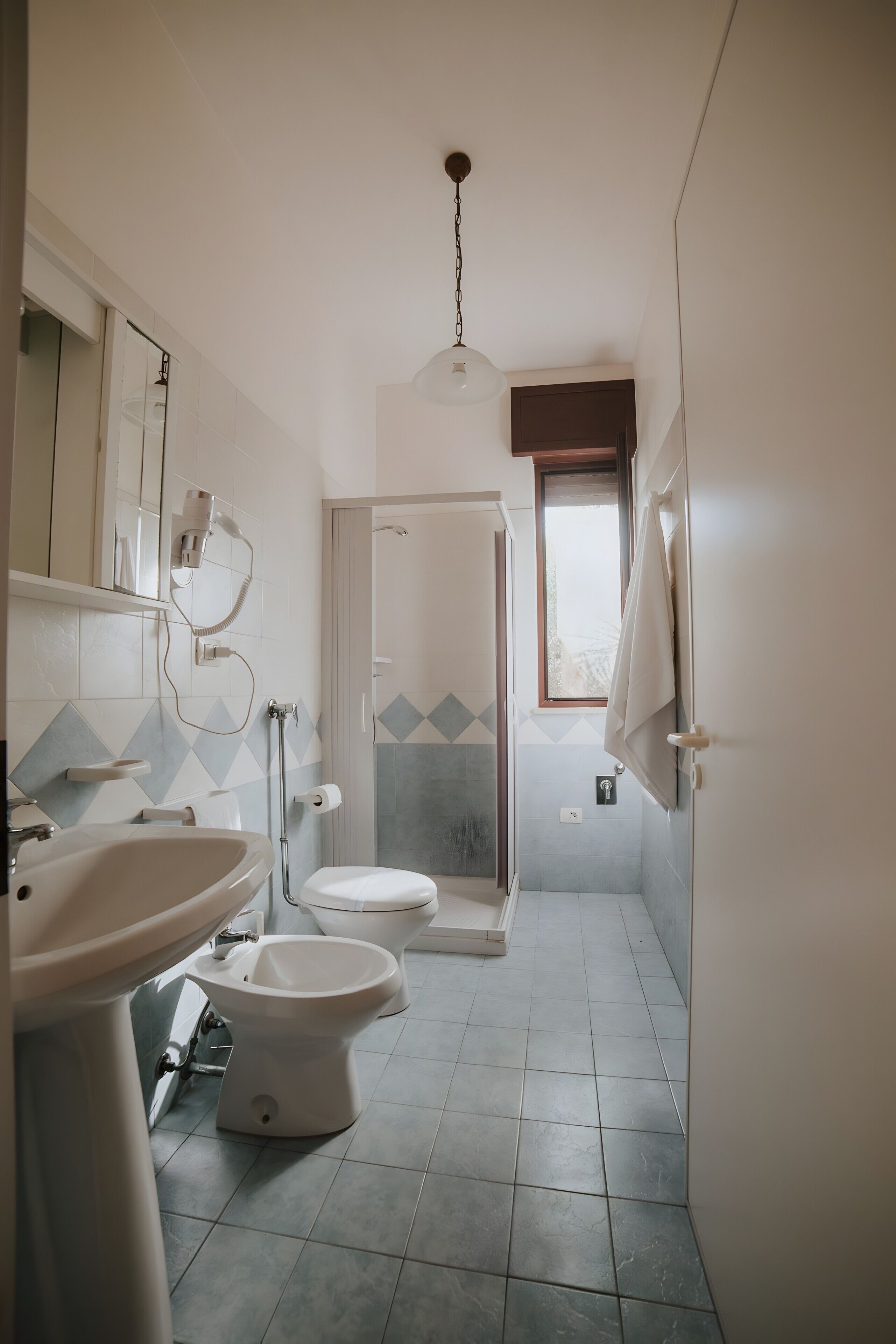 Een douche, een haardroger, handdoeken