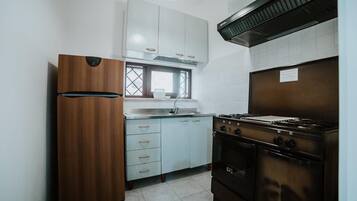 Kühlschrank, Ofen, Herdplatte, Wasserkocher