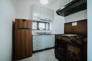 Jääkaappi, uuni, liesi, vedenkeitin