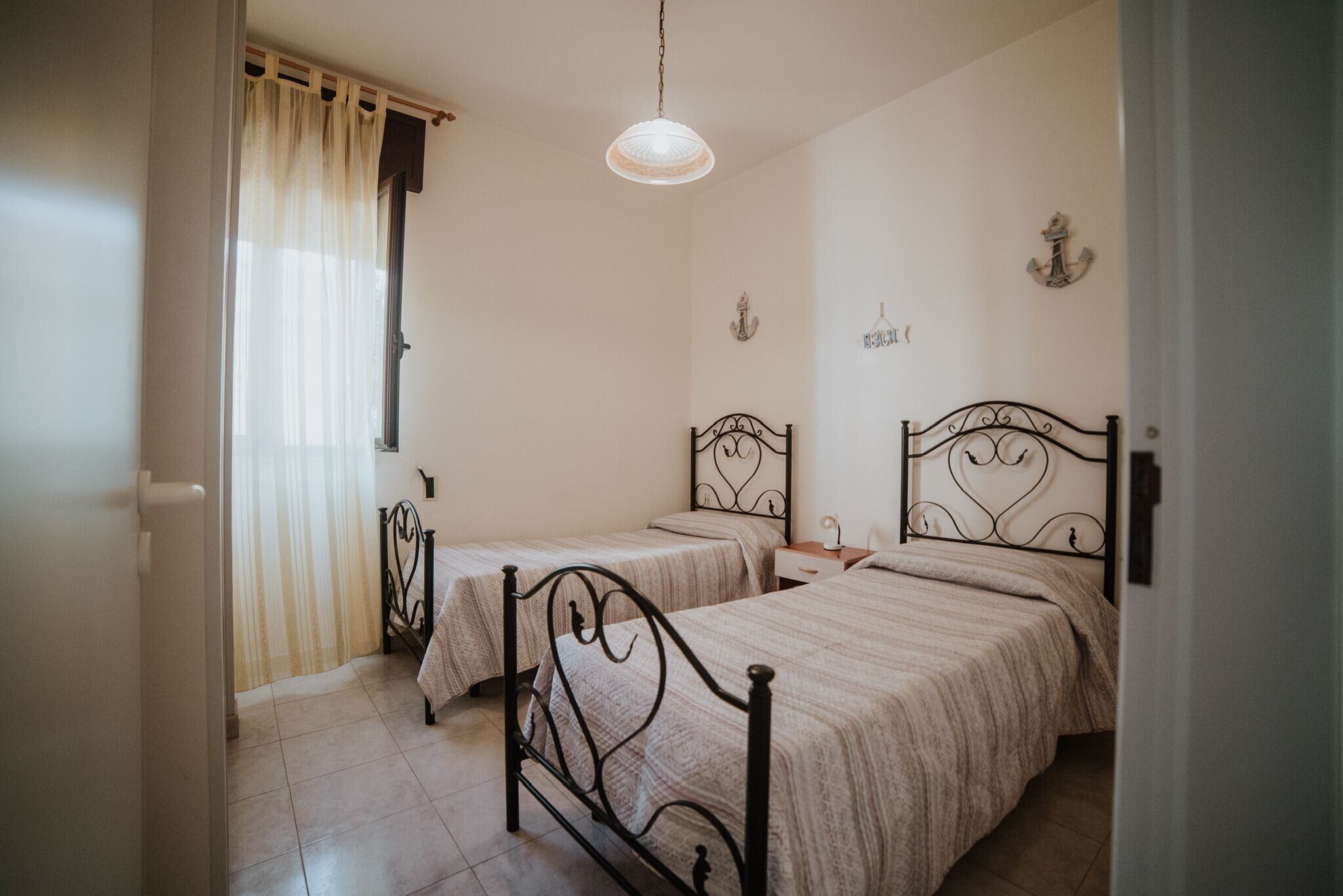 2 quartos, ferros/tábuas de passar roupa, roupa de cama