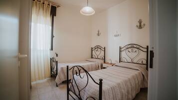 2 quartos, ferros/tábuas de passar roupa, roupa de cama