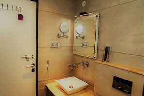 Kahden hengen superior-huone (yksi tai kaksi sänkyä) | Kylpyhuoneen suihku