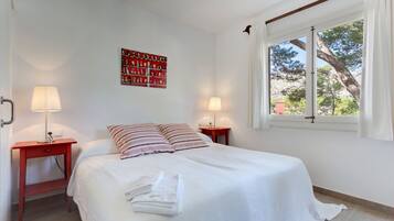 3 室のベッドルーム、アイロン / アイロン台、WiFi (無料)、ベッドシーツ