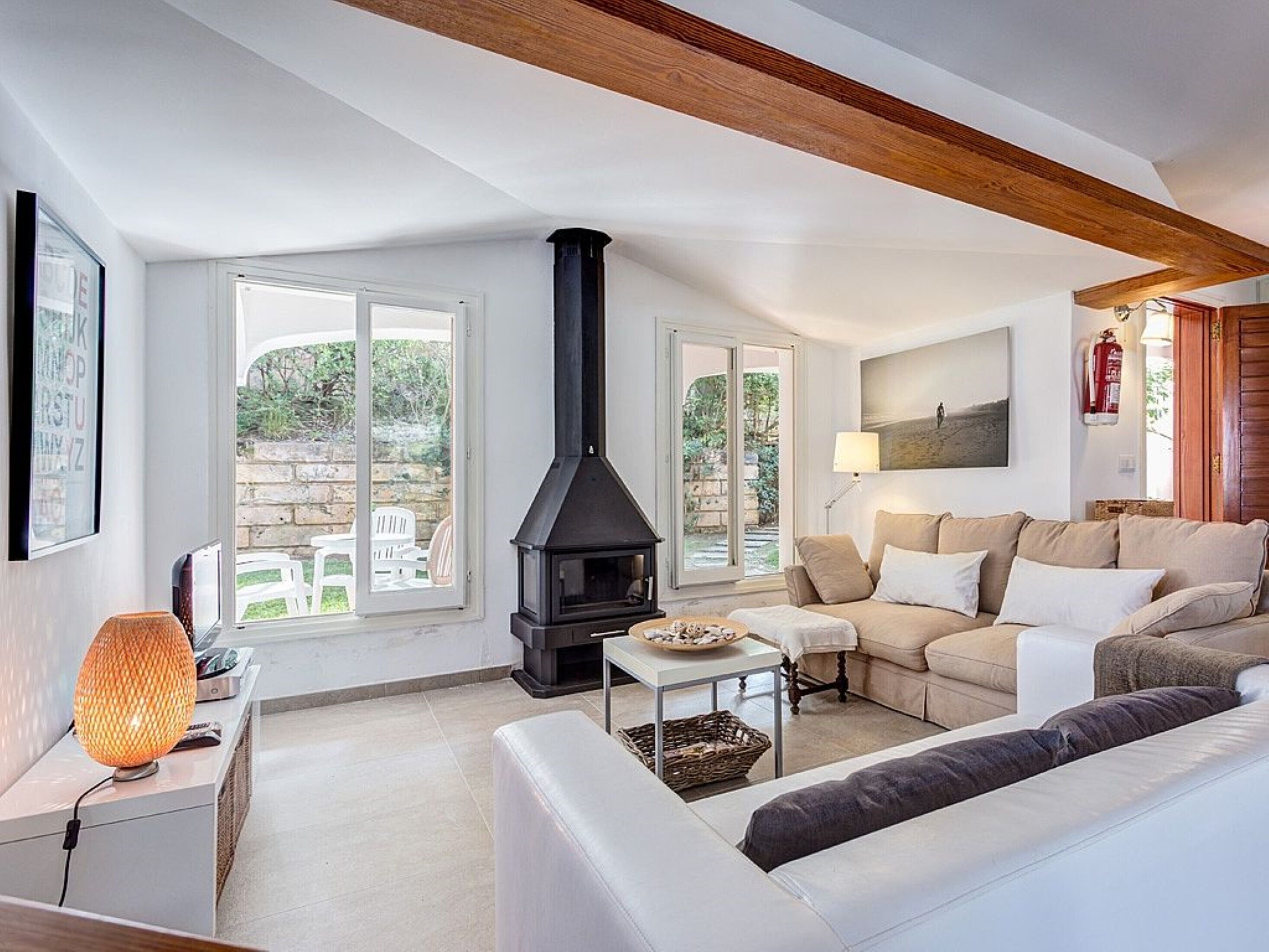 Una televisión, una chimenea