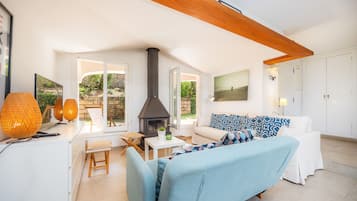 Een televisie en een open haard