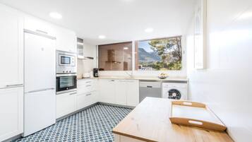 Een koelkast, een magnetron, een oven, een kookplaat