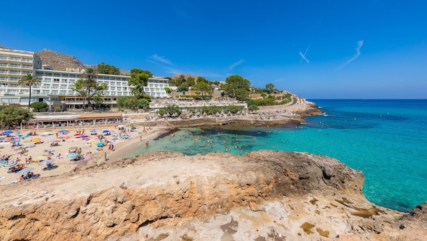 Un hotel sul lungomare con spiaggia, costa rocciosa e mare cristallino.