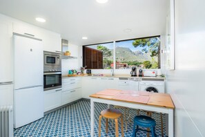 ثلاجة، ميكروويف، فرن، موقد طهي مسطح