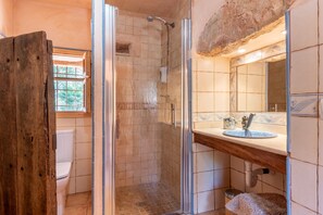 Bathtub, free toiletries, hair dryer, towels - Charming Holiday Home Can Bonjesus with Mountain View, Wi-Fi, Garden & Terrace; Parking Available, Pets Allowed (Felanitx)