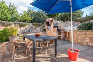 Outdoor dining - Charming Holiday Home Can Bonjesus with Mountain View, Wi-Fi, Garden & Terrace; Parking Available, Pets Allowed (Felanitx)