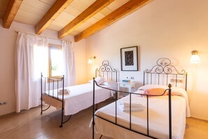 3 chambres, fer et planche à repasser, Wi-Fi gratuit, draps fournis
