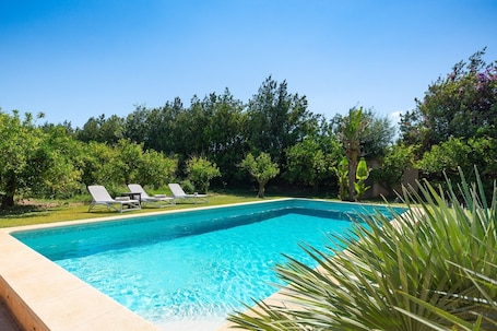 Pool. Komfortable Finca auf malerischer Organgenplantage vor Buger