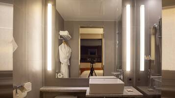 Gratis toalettartiklar, hårtork, badrock och bidé