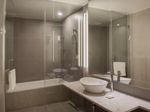 Suite | Baño | Artículos de higiene personal gratuitos, secador de pelo y albornoces