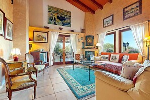 Televisión, chimenea, reproductor de DVD y estéreo 