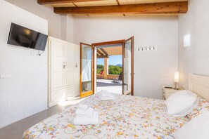 4 bedrooms, desk, iron/ironing board, free WiFi