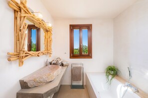 Bathtub, free toiletries, hair dryer, towels - Secluded Country House on Rural Estate with Pool, Wi-Fi, Orchard and Terrace (Artá)
