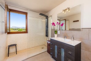 Bathtub, free toiletries, hair dryer, towels - Secluded Country House on Rural Estate with Pool, Wi-Fi, Orchard and Terrace (Artá)