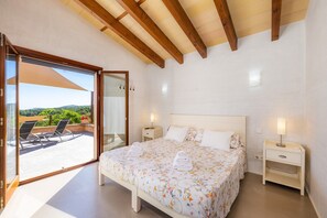 4 bedrooms, desk, iron/ironing board, free WiFi - Secluded Country House on Rural Estate with Pool, Wi-Fi, Orchard and Terrace (Artá)