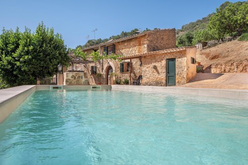 Cosy Finca with Wi-Fi, Garden and Terrace; Parking Available