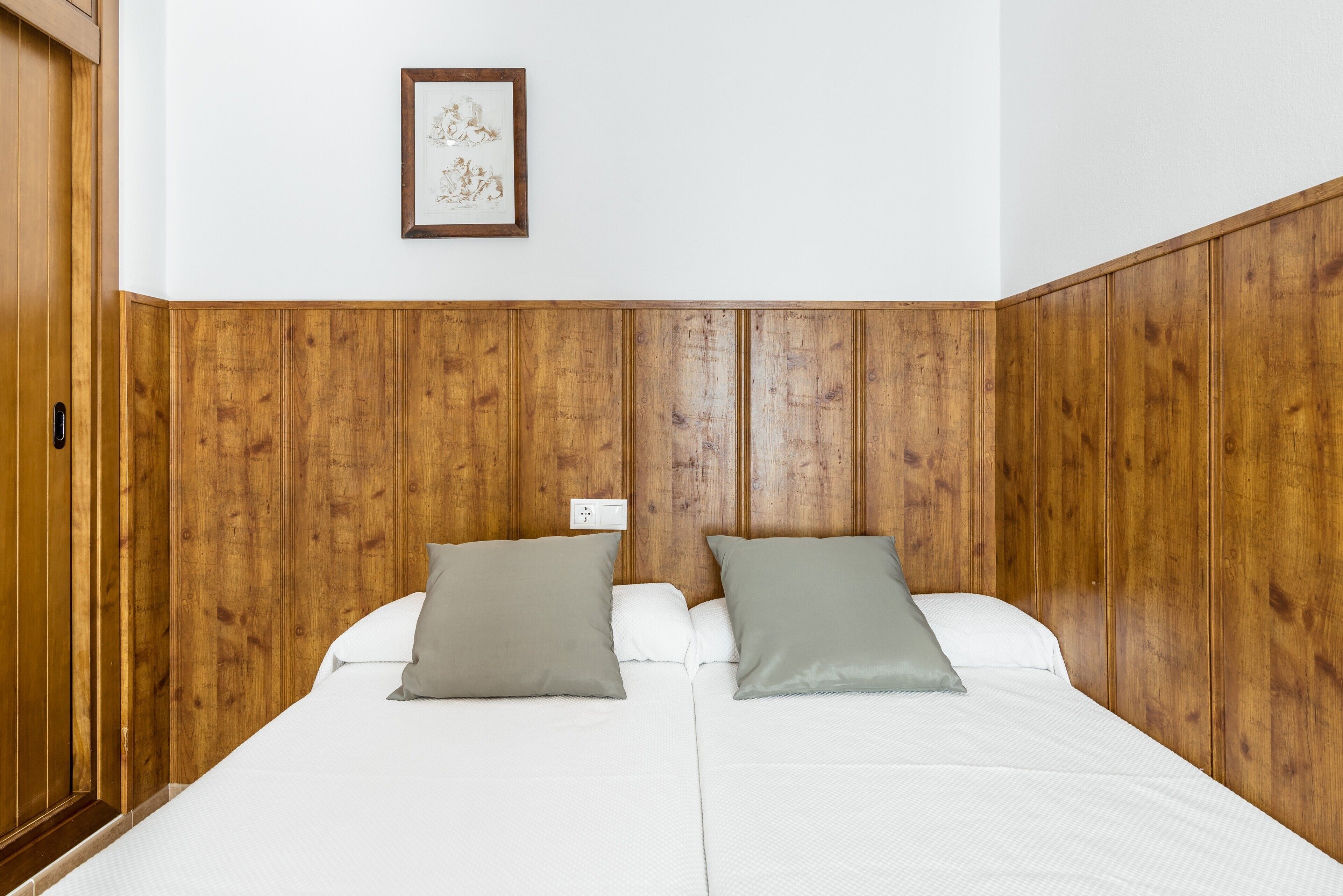 1 slaapkamer, een strijkplank/strijkijzer, gratis wifi, beddengoed